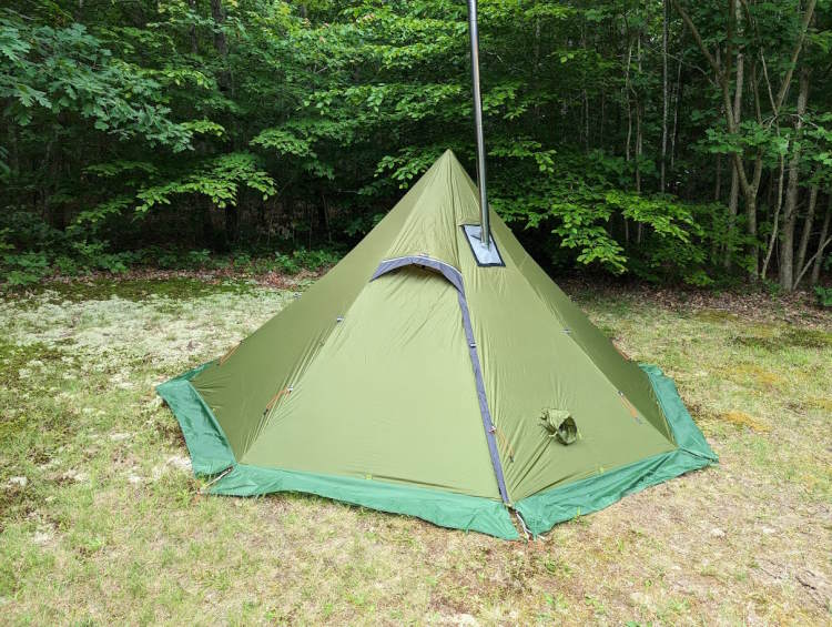 Luxe Outdoor F8E Winter Hot Tent - Green, Doors closed, with stove